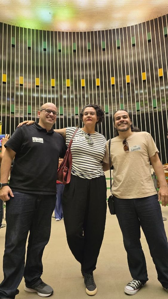Victor Sousa, annarraissa e Rodrigo Hipólito e frente ao painel da Câmara .