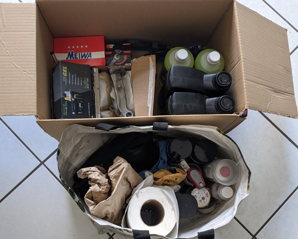 Carton de divers accessoires et consommab'