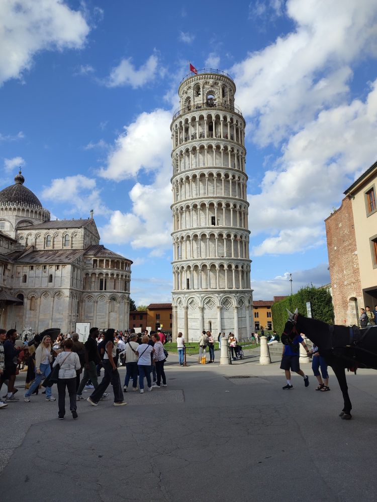 Schiefe Turm von Pisa aus der fast geraden Perspektive