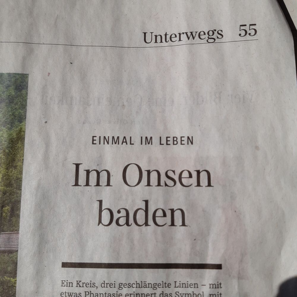 Foto der Zeitungsrubrik "Unterwegs". Schlagzeile: "Im Onsen baden"