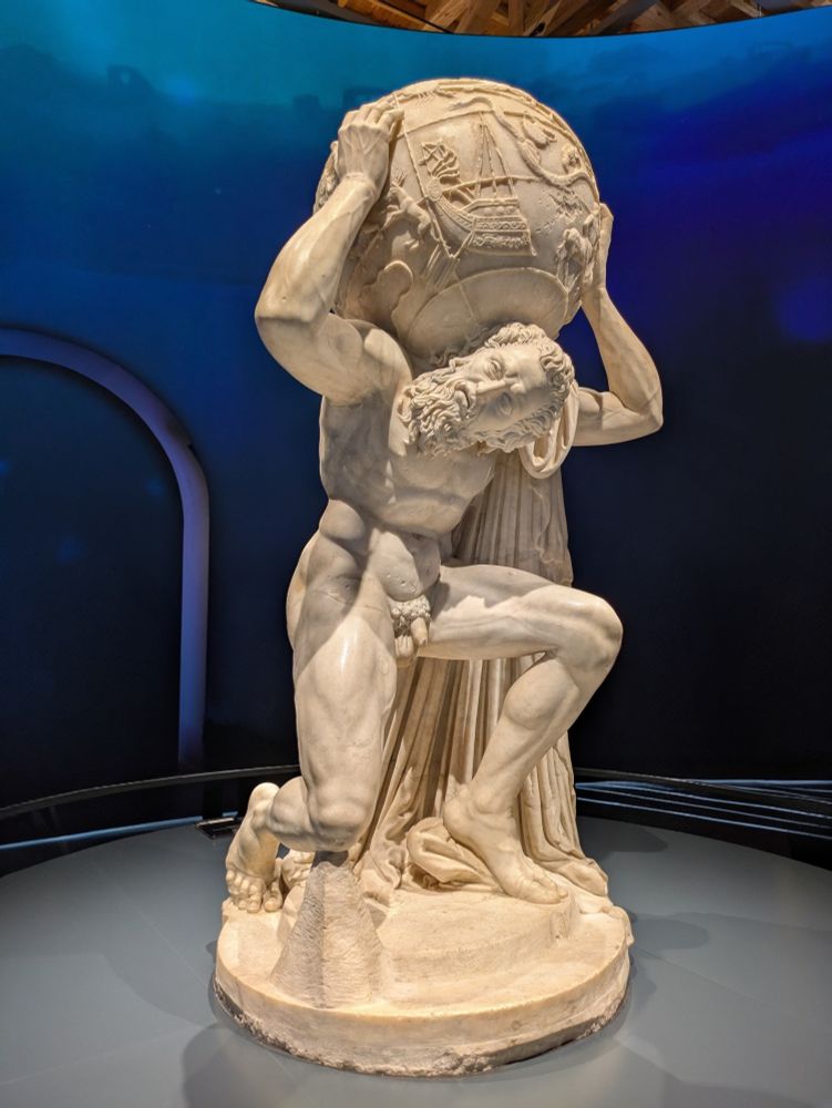 躍動感ある筋肉や血管の浮き出方と、布のドレープで、大理石とは思えない曲線の美しさにびっくりした。近くでじっくり見れて感動。
高難度パビリオンに首尾よく入れたことによる達成感もあり、本当にいい思い出。