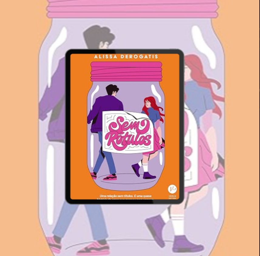 capa do livro Sem rótulos, com fundo laranja e a ilustração de um jarro de vidro com tampa rosa. No centro do jarro uma etiqueta com o título do livro em letras rosas e, dentro do vidro, dois personagens. O da esquerda é mais alto, com uma jaqueta roxa e cabelo curto, andando enquanto olha para a personagem da direita, que está de saia rosa e blusa azul, e tem cabelo comprido ondulado vermelho