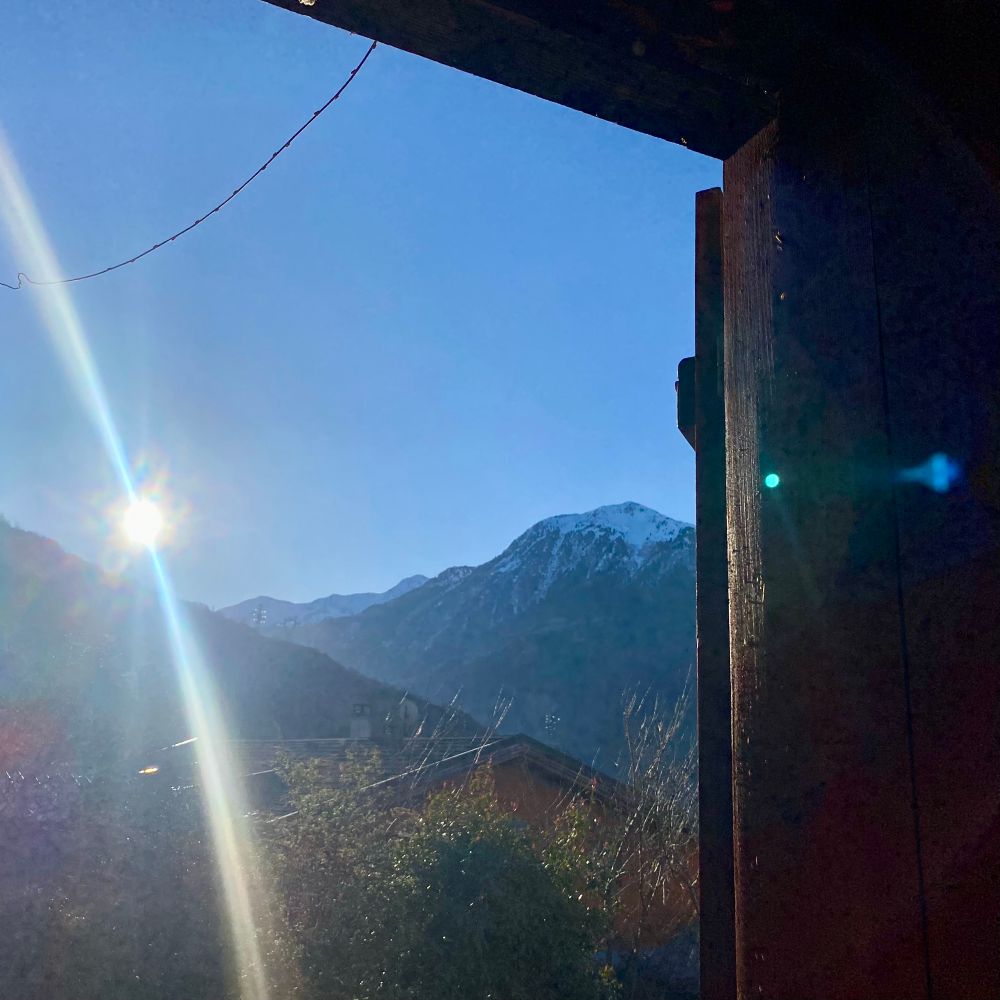 Soleil du matin dans un paysage de montagne 