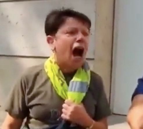 A french yellow jacket member yelling in anger: « MACRON EXPLOSION ! »