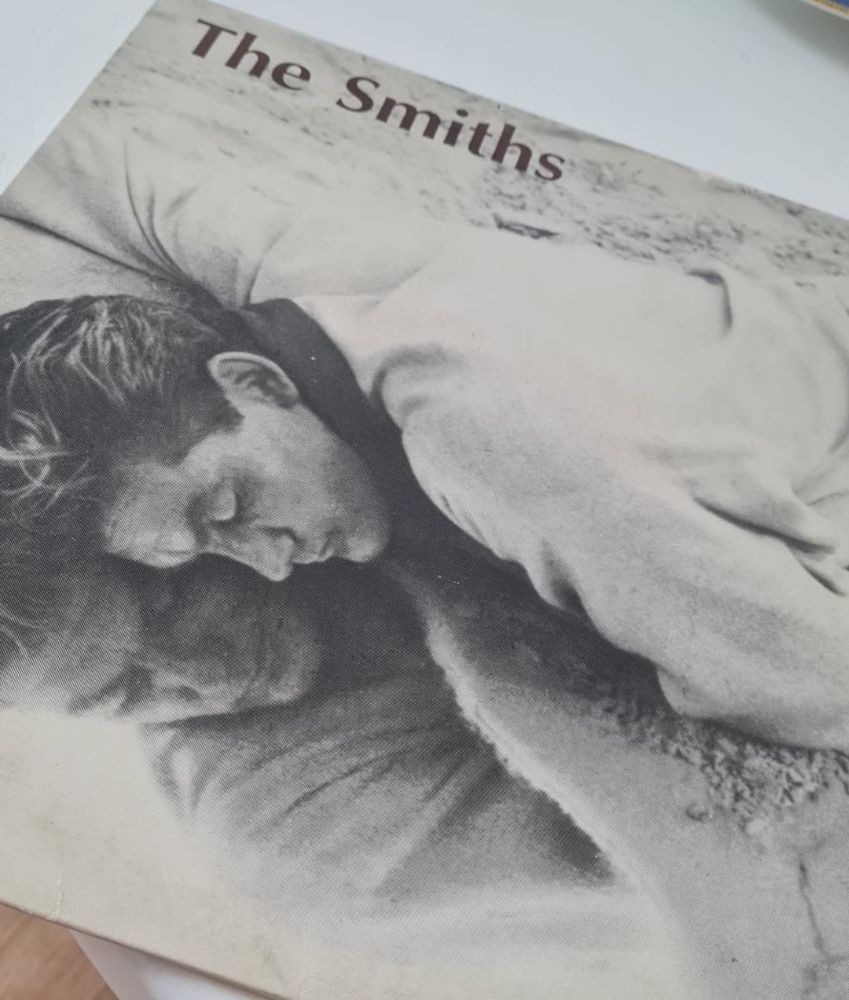 Pochette des Smiths, photo de Jean Marais avec son reflet dans une flaque d’eau.