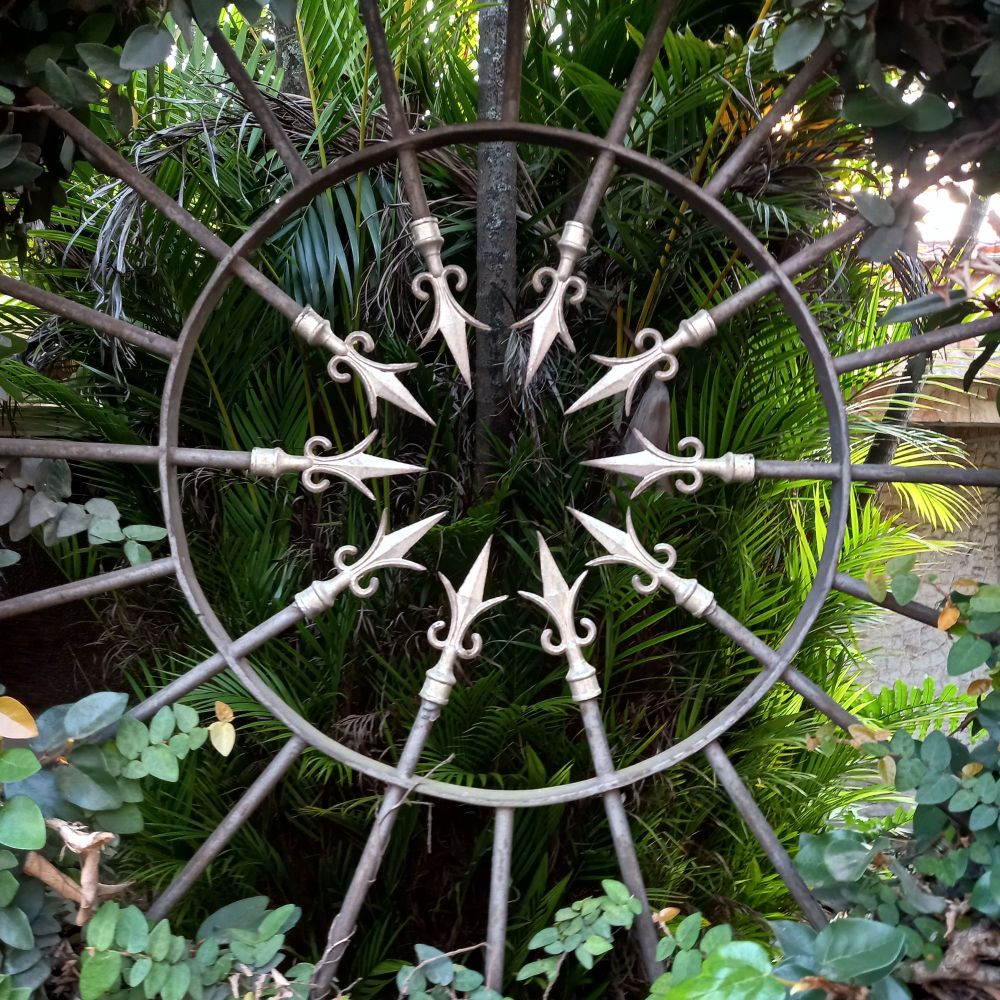 Uma espécie de janela composta por lanças, dando um vislumbre dentro do verde da casa, mas o ameaçando ao mesmo tempo por suas pontas afiadas.

Vislumbre perigoso da residência.