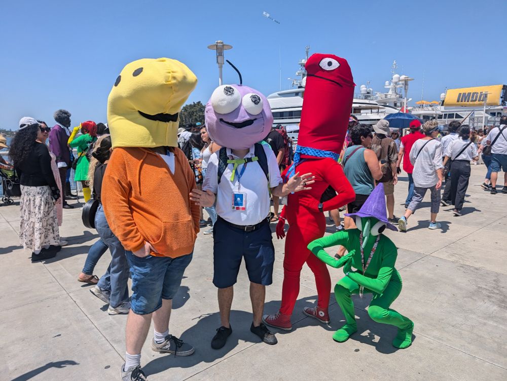 Cosplayers dressed as the cast of Smiling Friends. Alan is serving cunt.