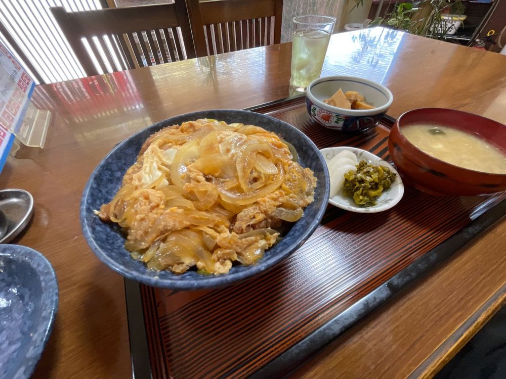 三春町・いろはや食堂さんのかつ丼 1,080円。抜かりない料理の数々