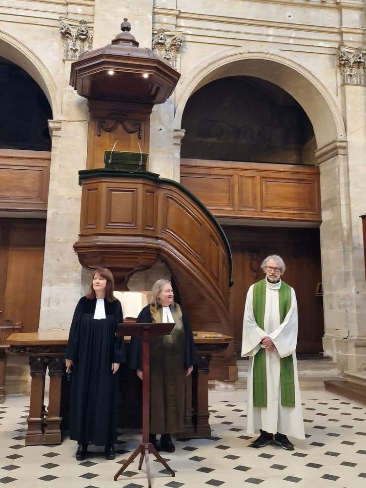 Deux pasteures protestantes et un prêtre catholique devant la Bible protestantisme catholicisme oecuménisme.