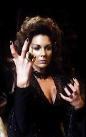 Pamela Salem como Belor en la serie Into the labyrinth