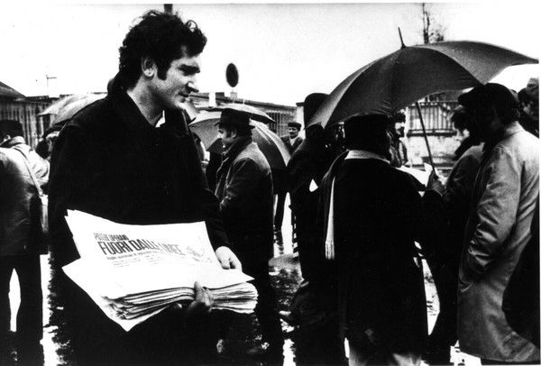 Paolo Virno diffusant le quotidien d’agitation Potere operaio. Fuori dalle linee à l’entrée de l’usine FIAT-Mirafiori en 1974 – Archives il manifesto