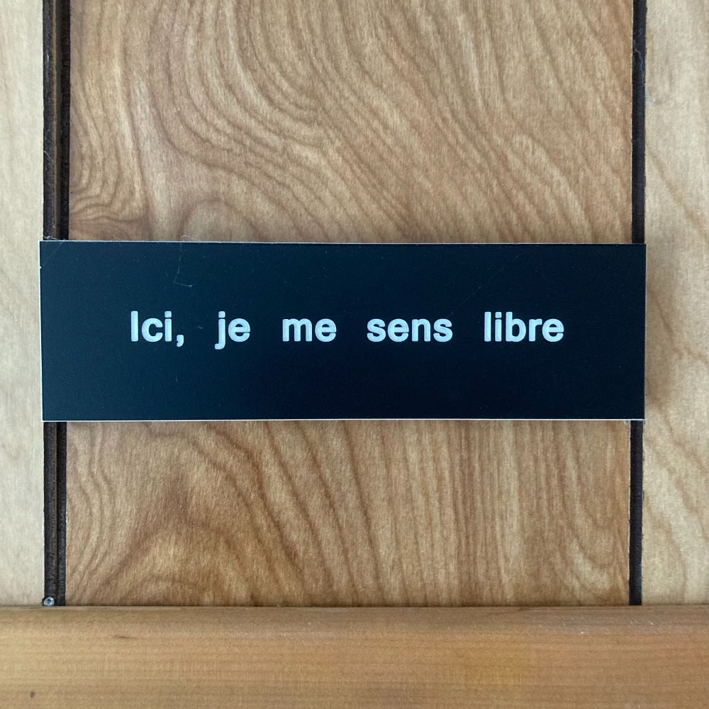Plaquette noire sur laquelle on peut lire, en blanc : «Ici, je me sens libre»