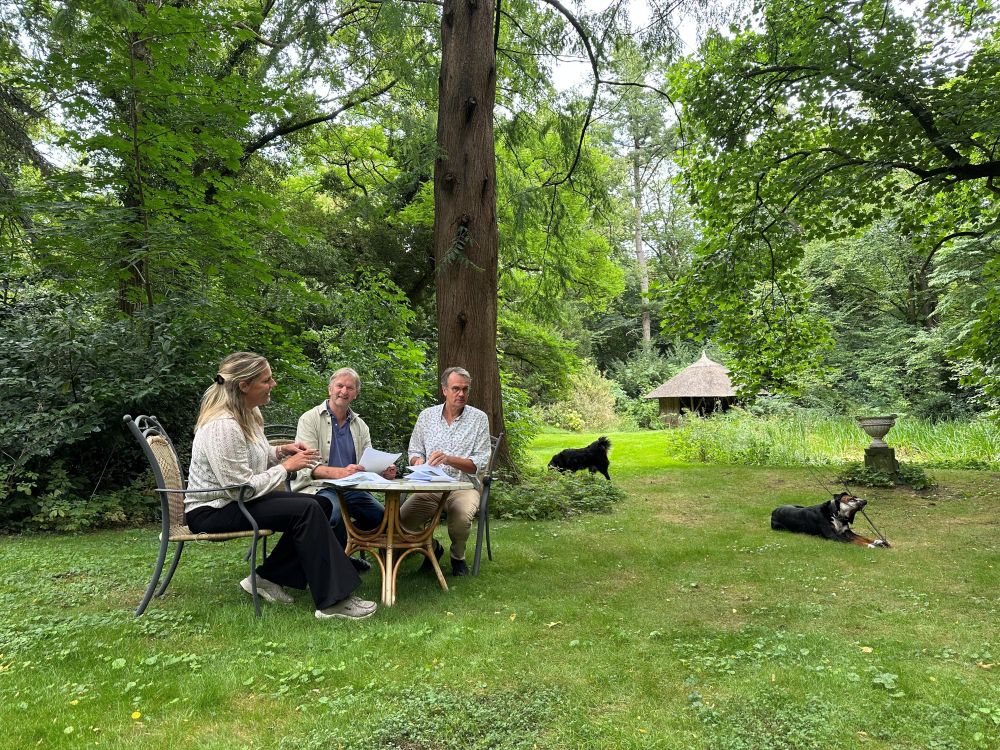 Jury van de meest geliefde boom prijsuitreiking samen in de natuur aan tafel