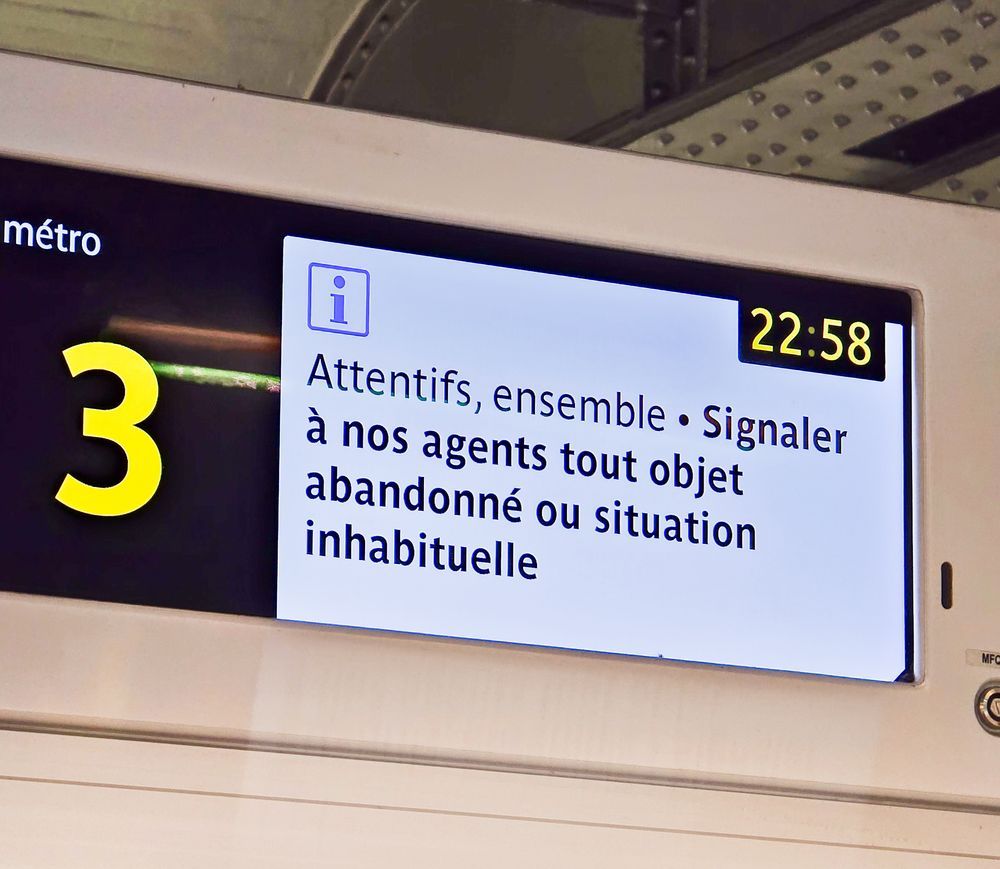 mesage de prévention sur le métro parisien. il y a un I bleu sur blanc avant le message. 