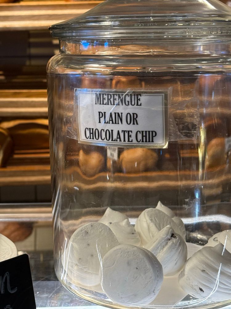 A label on a jar of merengues saying “merengue   plain or chocolate chip”