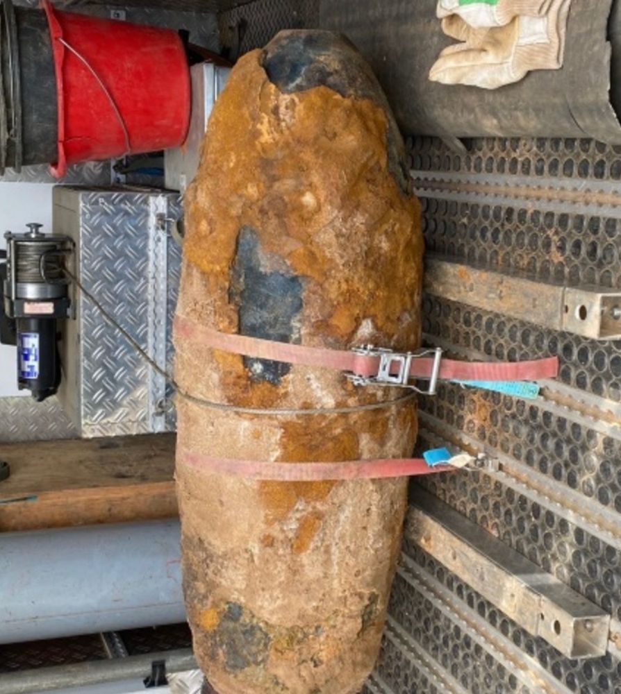 Weltkriegsbombe auf einem Anhänger, Foto 90 Grad gekippt 