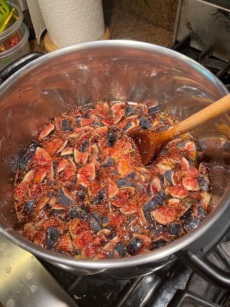 Fig jam boiling down
