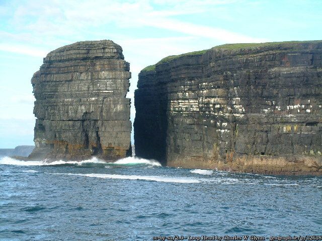 - Íomhá ó geograph.ie, Charles W Glynn a ghlac an pictiúr seo. 
'Carraig Dhiarmada agus Ghráinne' agus Léim Con Culainn ‘the leap of Cú Chulainn’
https://www.geograph.ie/photo/12618