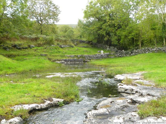Tobar Cholm Cille i gGleann Cholm Cille Theas/​Glencolumbkille South i gContae an Chláir: https://www.logainm.ie/ga/5703
- Íomhá ó geograph.ie, Gordon Hatton a ghlac an pictiúr seo. 
https://www.geograph.ie/photo/4695582
"The waters are said to have curative properties for both eyes and feet."