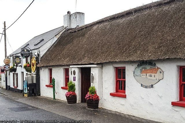 Íomhá den teach tábhairne mar atá inniu ó Geograph.ie
Stephen Elwyn RODDICK a ghlac an pictiúr
https://www.geograph.ie/photo/5098588
"The Man O' War public house, dates from about 1595 it was situated on the main road from Dublin to Belfast." 