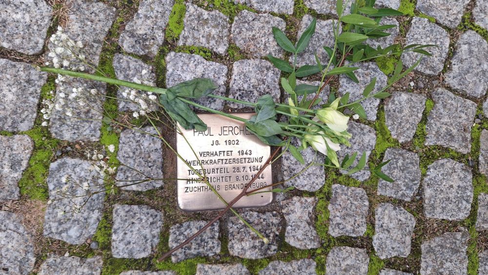 Geputzter und mit Blumen versehener Stolperstein für Paul Jerchel in Nauen.