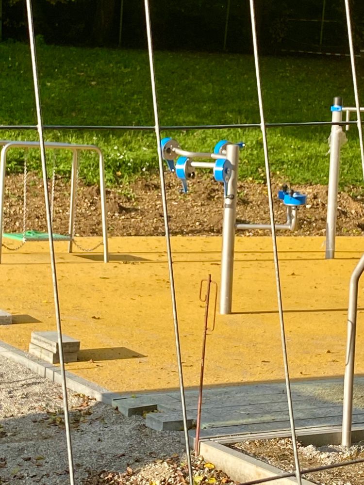 Auf ebener Fläche erreicht man Kurbeln zum Armtraining in unterschiedlichen Höhen. 