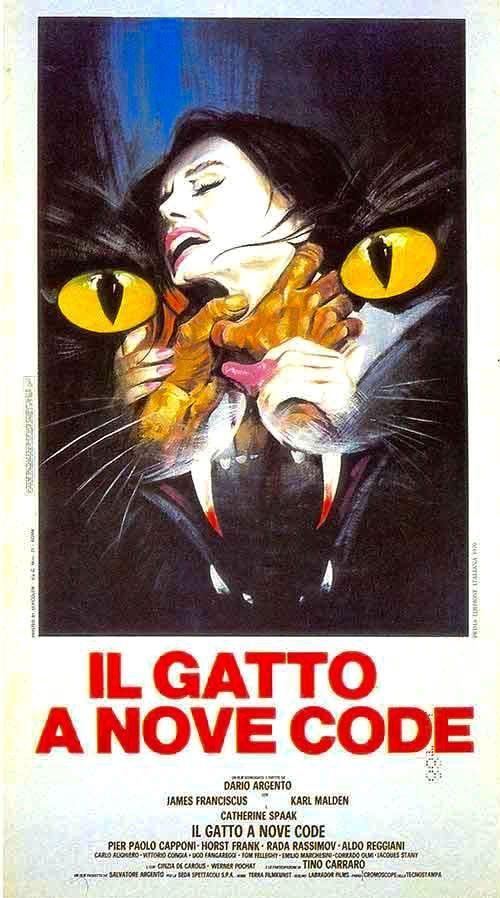 Cartel ilustrado para la película "El gato de las nueve colas". Casi todo el cartel es una ilustración en tonos oscuros del primer plano del rostro de una mujer que está siendo estrangulada por las manos de un hombre; sobre este dibujo se intercala el rostro de un gato de ojos amarillos y dientes afilados. Abajo, en una tipografía de color rojo, se puede leer "Il gatto a nove code" y bajo ésta, en texto negro, diferentes créditos de la película.