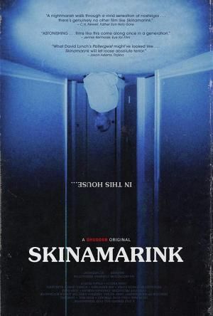 Cartel de la película Skinamarink (2022). Muestra una imagen en tonos azulados de un niño sentado en el suelo en mitad de un pasillo, de espaldas al espectador. La imagen está al revés, por lo que vemos al niño boca abajo. En letras blancas se puede leer "Skinamarink" y también el texto al revés "In this house..."