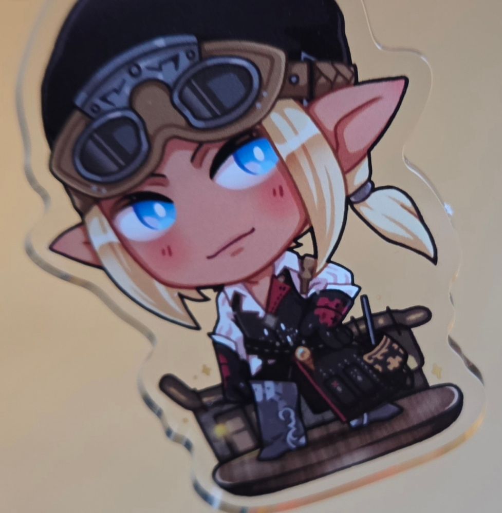 Close up of the other side of the chibi Stephanivien machinist elezen charm by kiiyame