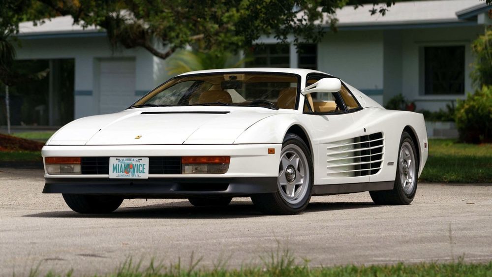 Ferrari testarossa blanche vue de 3 quart face. Celle de la série des années 80 "2 flics à Miami". 