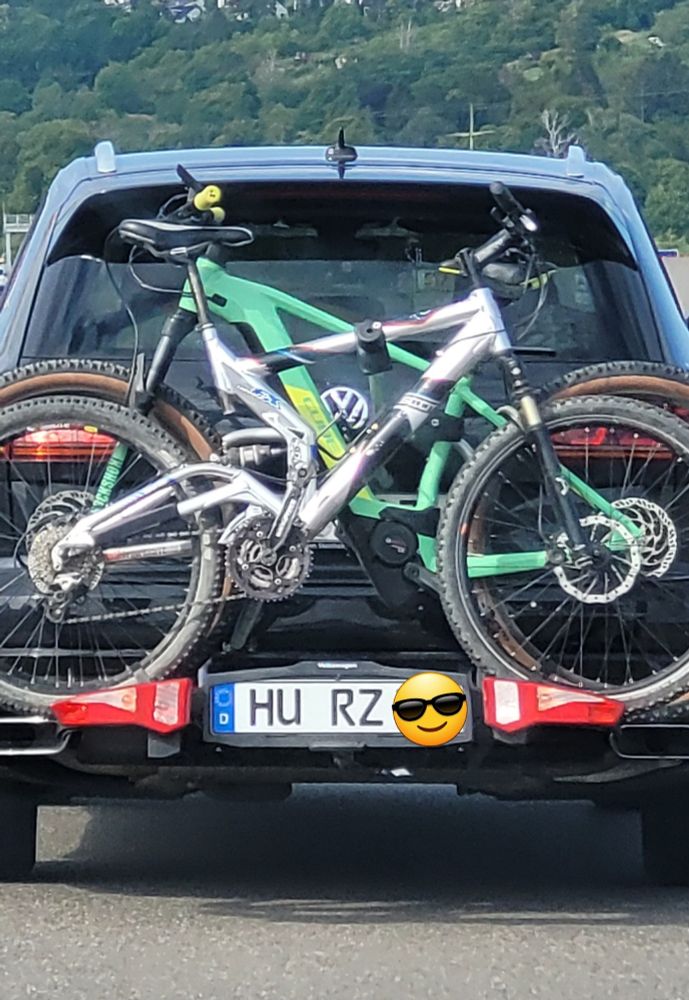 Ein blauer Golf von hinten. Am Heck ist ein Fahrrad aufgehängt. 
Das Kennzeichen beginnt mit: HU RZ