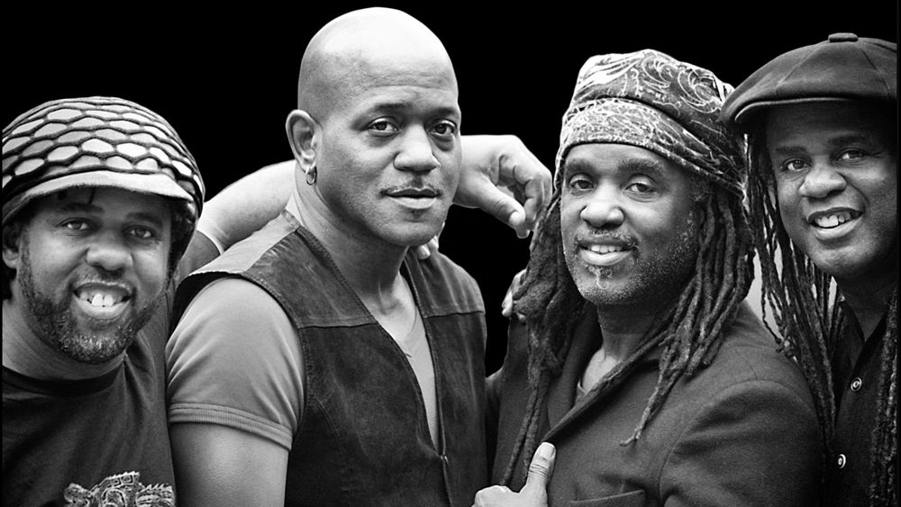 Víctor con sus hermanos Joseph, Roy y Regi, en una foto promocional en blanco y negro. Rudy falleció en 2010, lo que fue un duro golpe para ellos cuatro. 