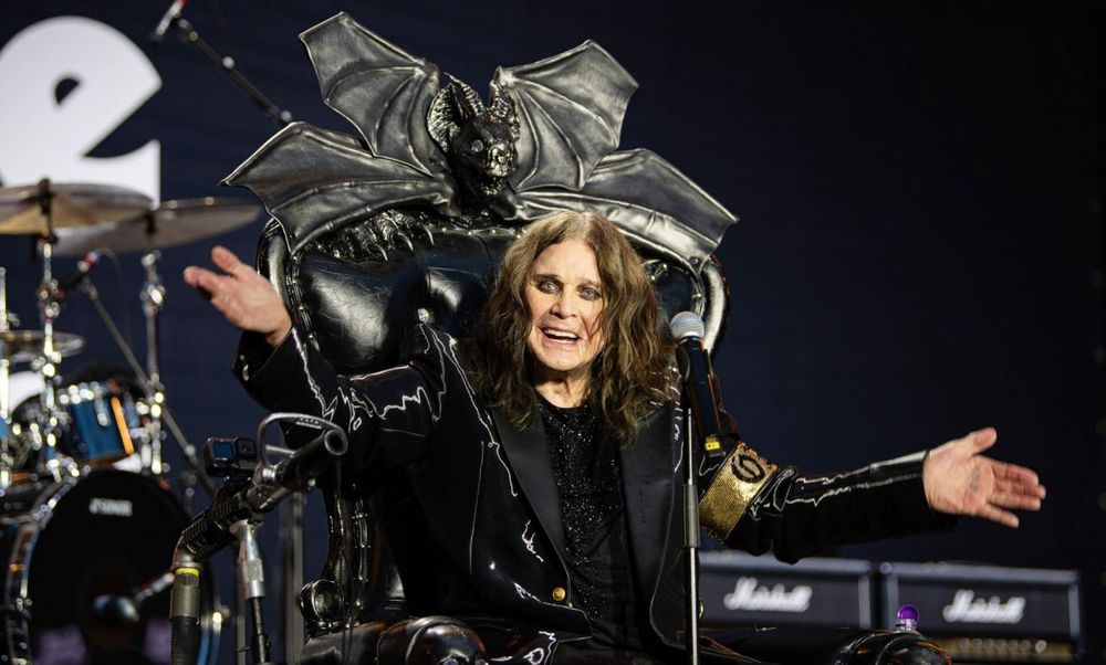 Ozzy, en su ultimo concierto, visiblemente demacrado bajo el maquillaje, abre sus manos sonriendo al público sentado en el trono donde tuvo que hacer la actuación por su estado físico.