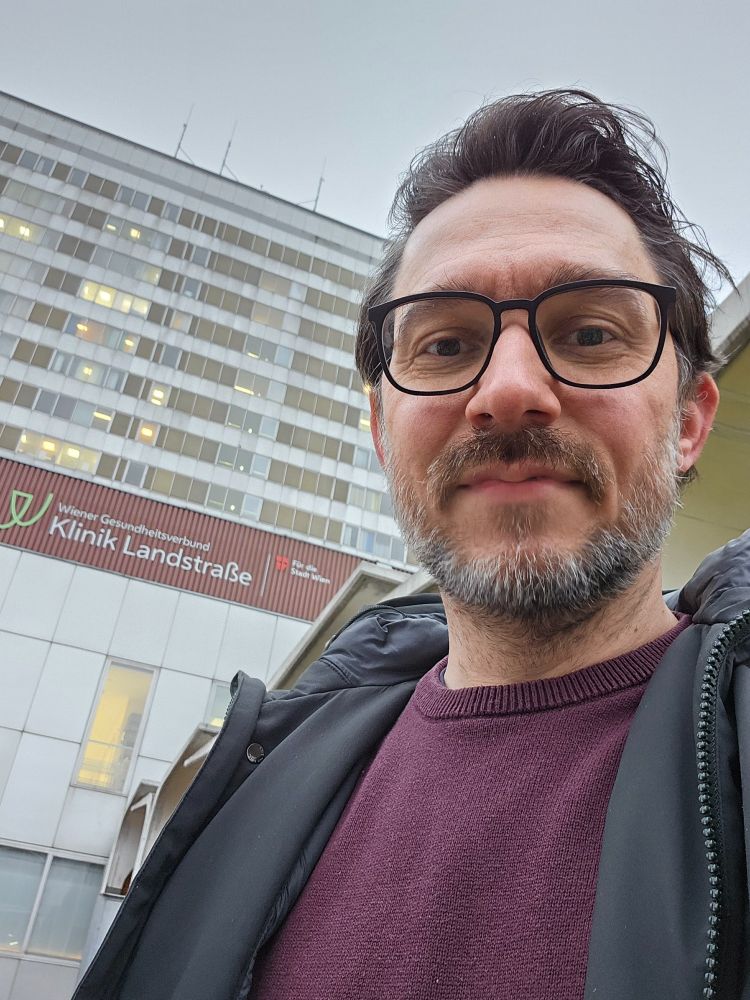 Ich vor der Klinik Landstraße