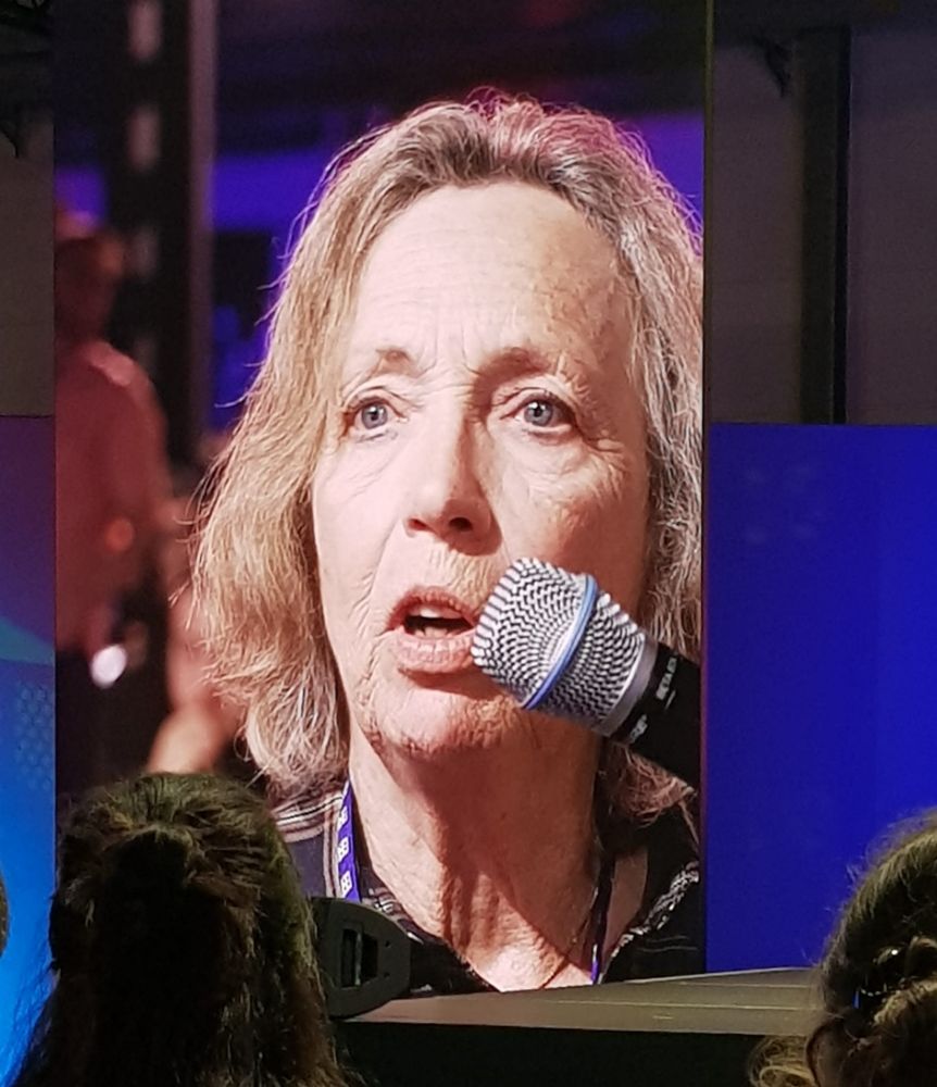 Journalistin stellt eine Frage am Mikrofon 