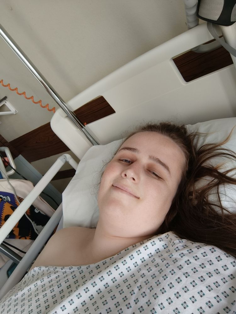 Photo de moi, dans mon lit d'hôpital, high as a bird 