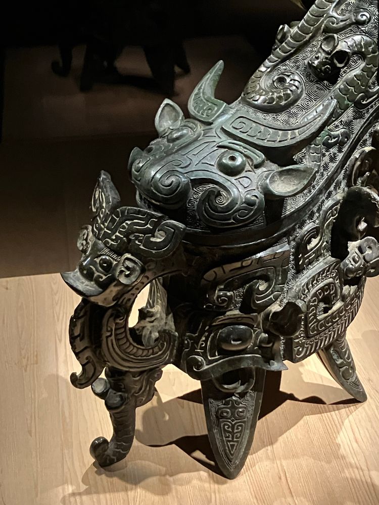 饕餮禽獣文兕觥（とうてつきんじゅうもんじこう）
後ろ姿　後ろにも生き物のモチーフがびっしりとあしらわれているため、後ろ姿なのに正面に見える。