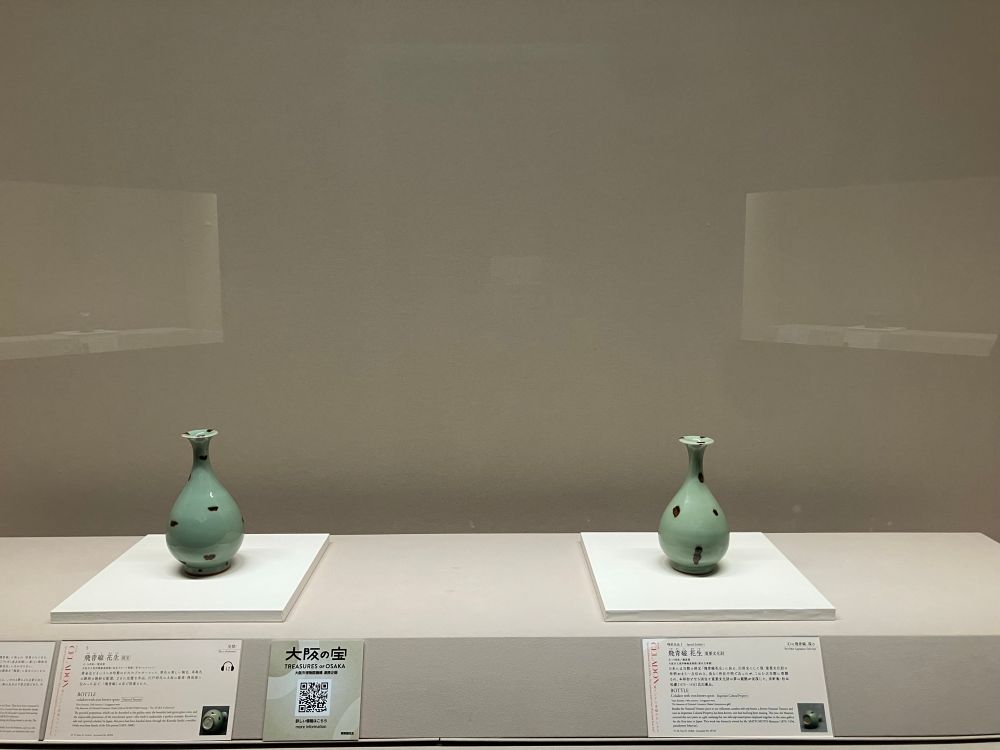 飛青磁（とびせいじ）二点並べて展示。
左）国宝　飛青磁
江戸時代の大坂の豪商・鴻池家伝来
右）重要文化財　飛青磁
松本松蔵旧蔵品
