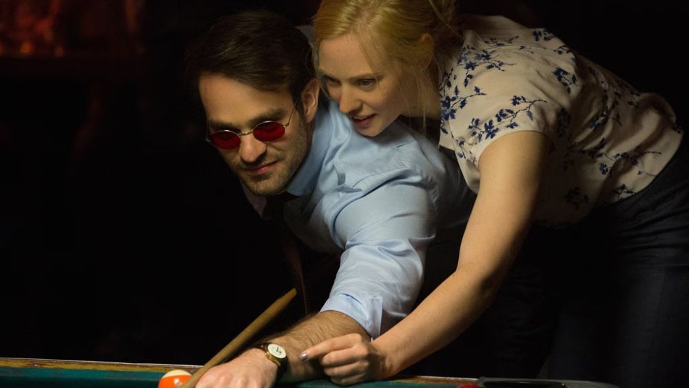 Cena da série com o Matt Murdock e Karen Page jogando sinuca juntos