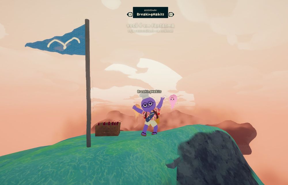 Ponto mais alto do mapa de Peak, com uma bandeira azul no topo da montanha. No fundo há um céu rosa e um sol nascente. O persoangem de BreakingHabits (roxo com óculos e camiseta havaiana) comemora ao lado dos fantasminhas dos outros jogadores