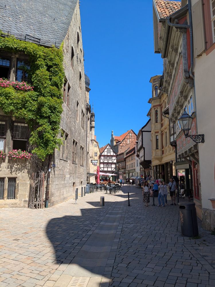 Altatadtgasse in Quedlinburg mit Cafés und Leuten