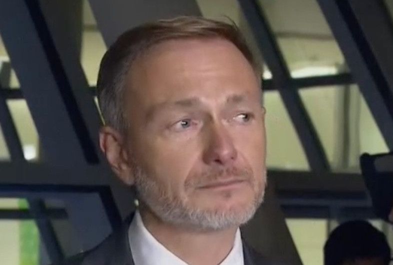 Traurig blickender Christian Lindner. Man sieht nur seinen Kopf 