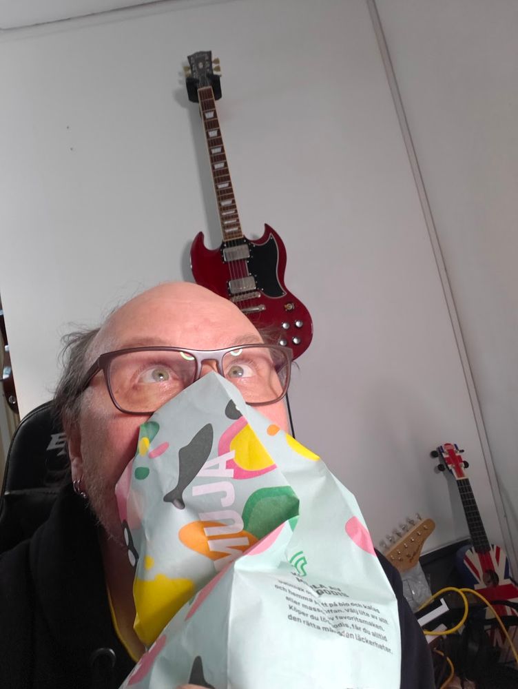 Mies ja irtokarkkipussi