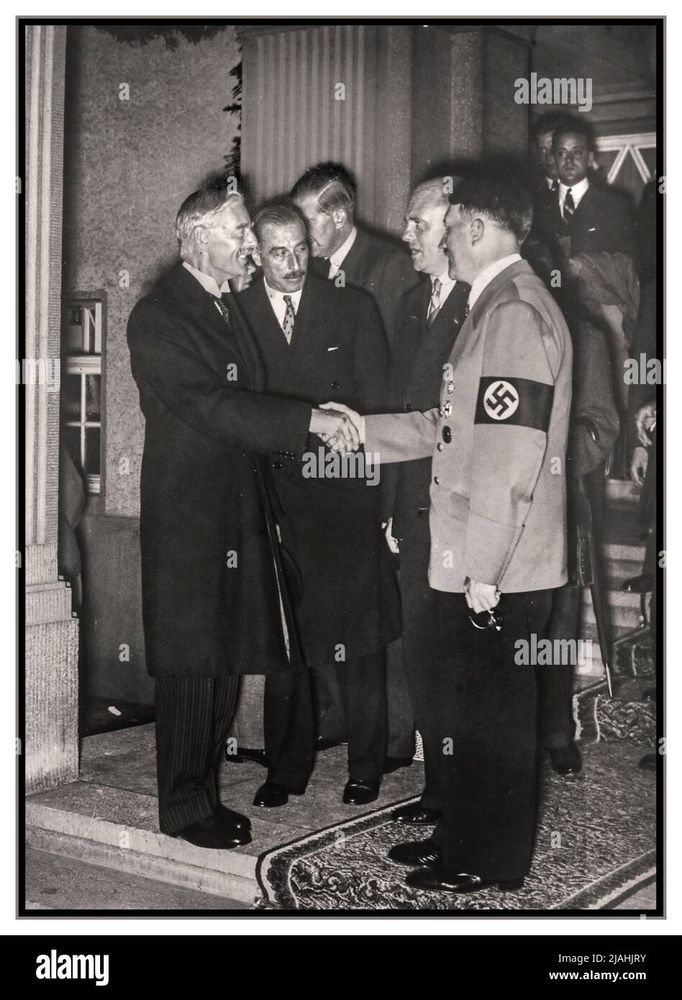 Hitler che stringe la mano a Chamberlain, primo ministro britannico, nel 1938.