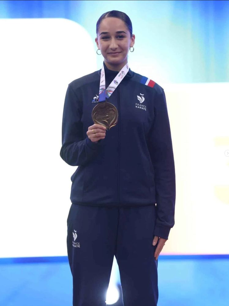 Photo de Monica Arzumian licenciée au Stade Poitevin Karaté mettant en avant sa médaille d'or de championne d'Europe junior kumite gagnée dimanche 9 février 2025.