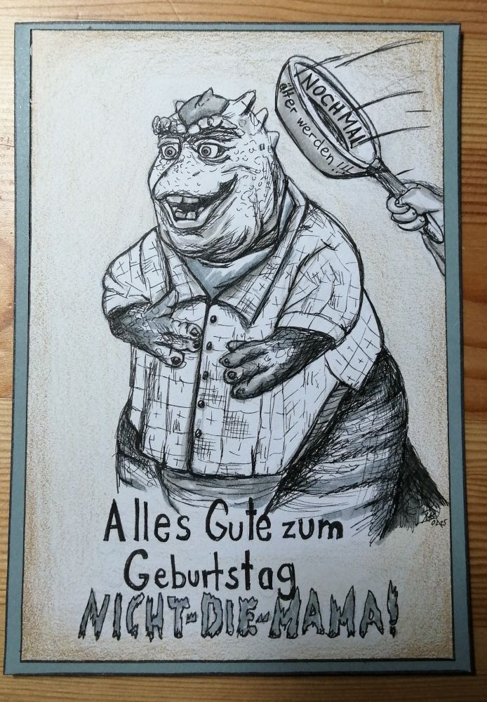 Finelinerzeichnung der Figur "Earl Sinclair" aus der Serie die Dinos. Darunter der Schriftzug "Alles Gute zum Geburtstag Nicht-die-Mama" im rechten Bildrand eine kleine Hand mit herunterschnellender Bratpfanne. An den Seiten der Pfanne steht "NOCHMAL älter werden" 