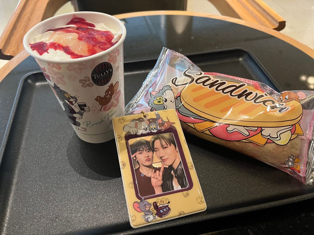タリーズのトム&ジェリーコラボのドリンクとサンドウィッチとクンとテンのトレカ