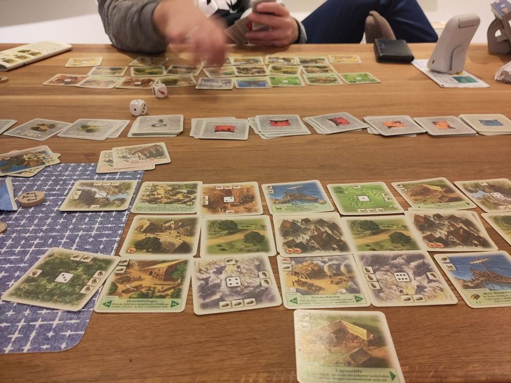 Ein Bild der Auslage während einer Runde Catan - das Duell