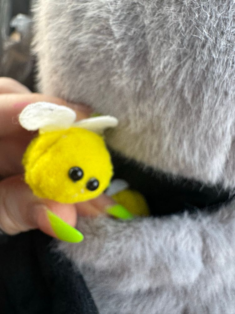 Tiny plush bee 