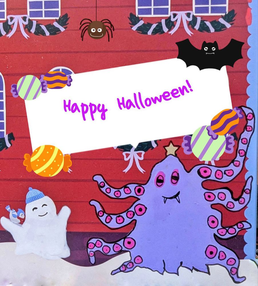 Blick auf einen Ausschnitt eines gemalten roten Holzhauses mit bänderumwundenen Tannenzweigen unter den Fenstern. Vor dem Haus im Schnee links ein kleines Gespenst mit Wollmütze (übermalter Schneemann) und Vogel auf der Schulter. Rechts daneben ein violetter, fröhlicher Vampirtintenfisch mit pinken Noppen. Er hat einen Stern auf dem Kopf und könnte vorher ein Weihnachtsbaum gewesen sein. Über beiden ein weiße Schild, von Süßigkeiten umsäumt, auf dem steht "Happy Halloween!"  